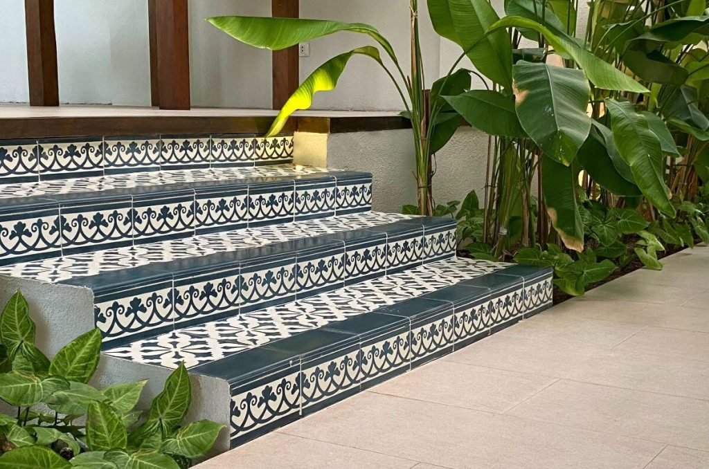 Cầu thang lát gạch bông tạo điểm nhấn thẩm mỹ và tăng cảm giác an toàn.