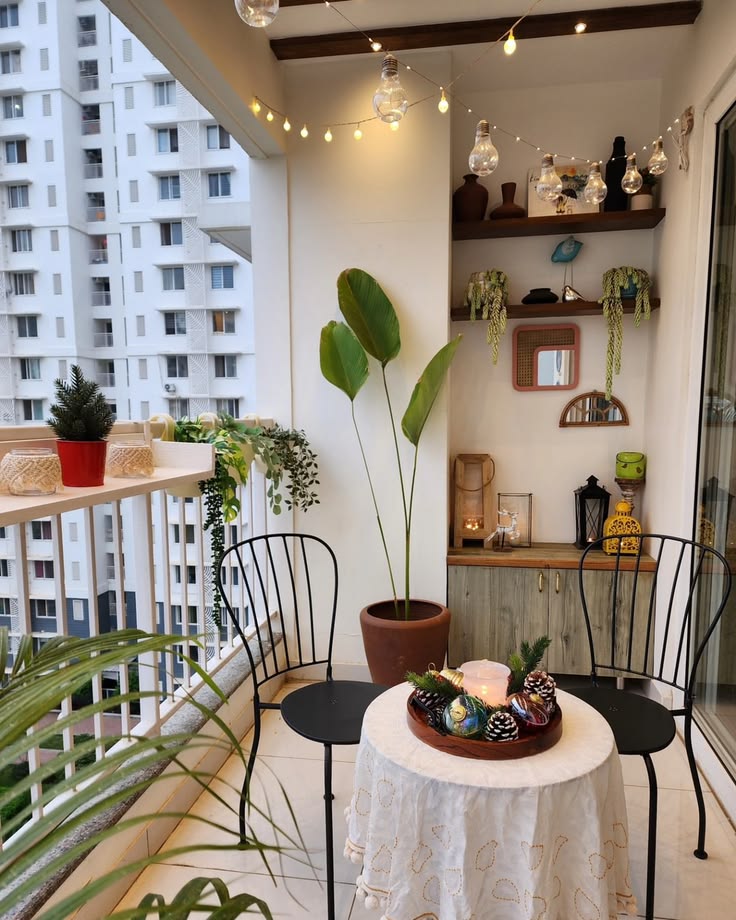 Cận cảnh gạch bông ban công nhỏ với hoa văn nhẹ, bề mặt đẹp và phù hợp không gian ngoài trời.