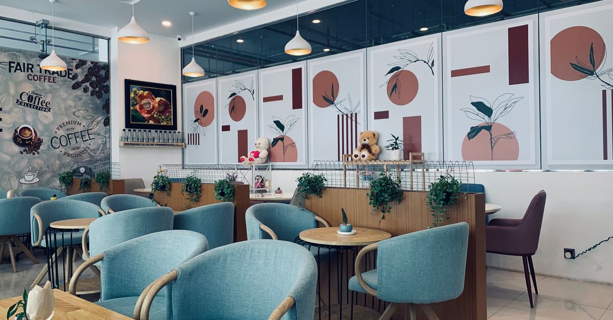 Cận cảnh gạch bông trong quán trà sữa, phù hợp cho khu order hoặc góc check-in.