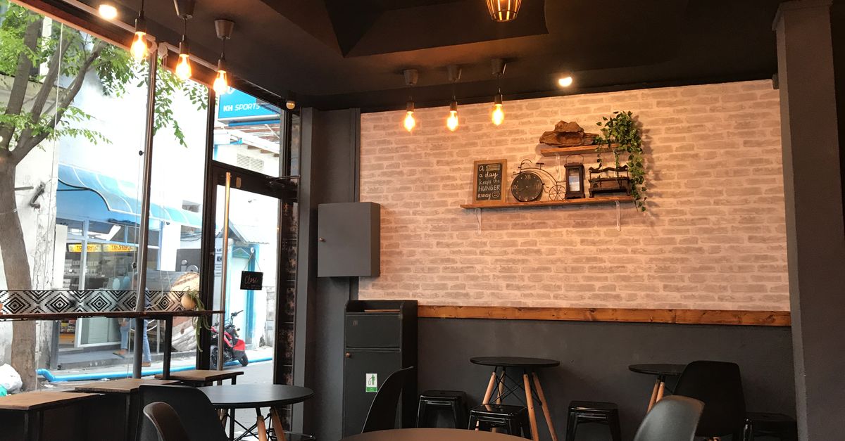 Mảng tường gạch bông giúp quán cafe nổi bật và có điểm nhấn riêng.