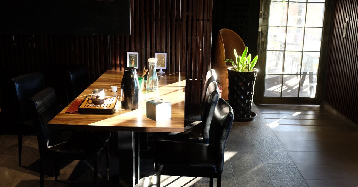 Cận cảnh gạch bông ốp tường quán cafe với hoa văn rõ nét và dễ tạo cảm giác có gu.
