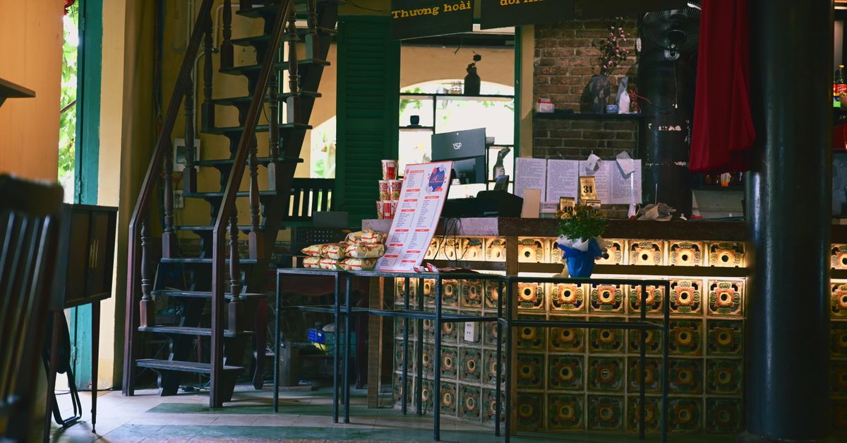 Không gian quán cafe nổi bật hơn nhờ gạch bông phối hài hòa với nội thất gỗ.
