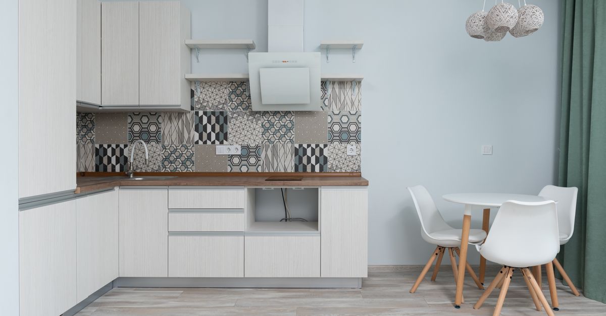 Cận cảnh gạch bông ốp bếp với đường ron gọn, tạo điểm nhấn đẹp và dễ vệ sinh.